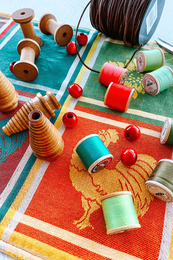 Here's how to create a holiday garland that’s as unique as your style with this Vintage Bobbin Christmas Garland tutorial.